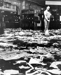 Un limpiador barriendo el suelo después del crash de la Bolsa de Wall Street en 1929.Wikimedia Commons / Nationaal Archief