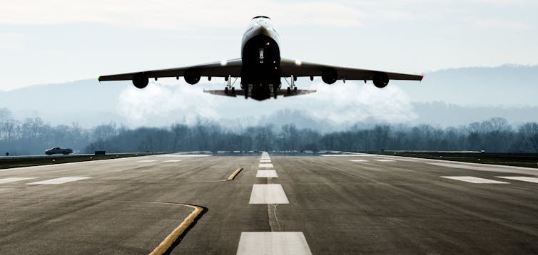 Las emisiones del transporte aéreo están despegando. Shutterstock.