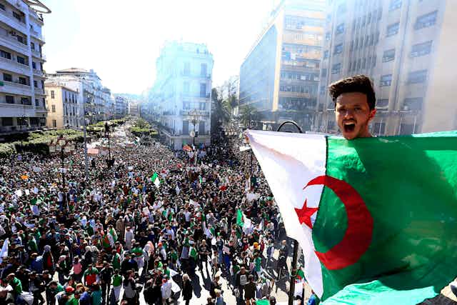 Ce qui se passe en Algérie : le peuple, écoeuré d'être pillé par des «  bandits », veut renverser le système