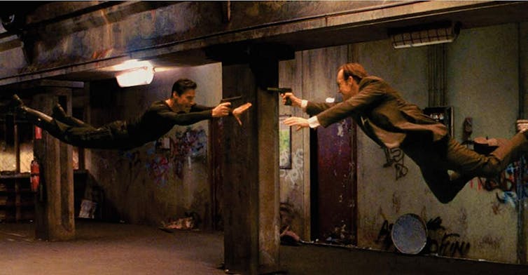 Keanu Reeves e Hugo Weaving em Matrix. Warner Bros