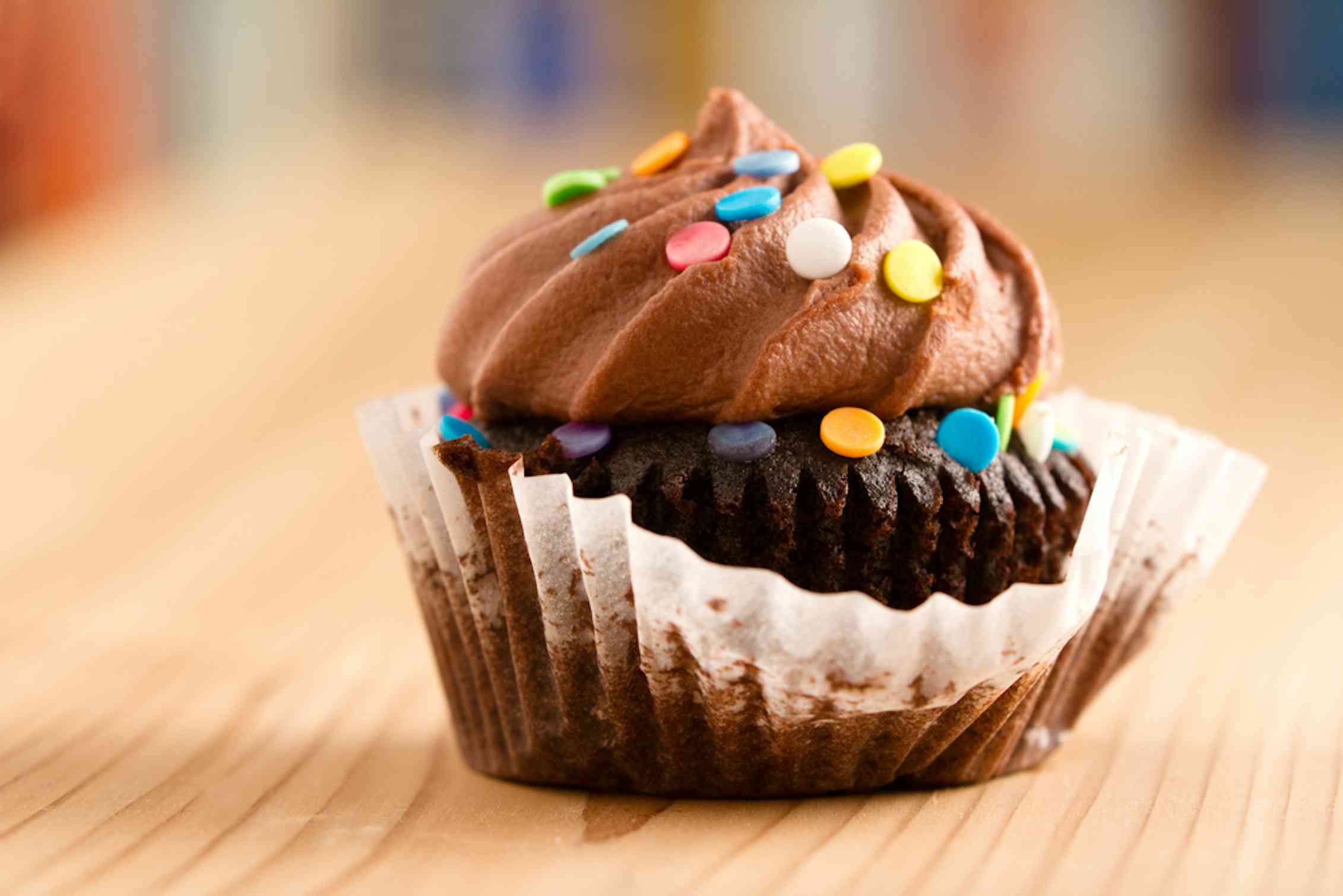 кекс на столе учителя