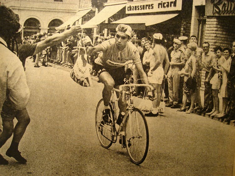 tour de france water bottle rules