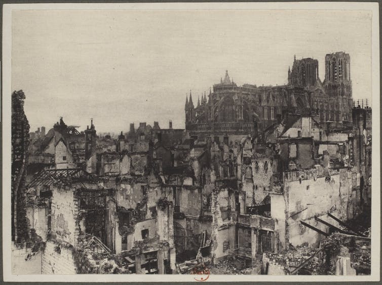 La catedral de Nuestra Señora (Notre Dame) de Reims tras ser destruida por un bombardeo en 1914. Bibliothèque nationale de France