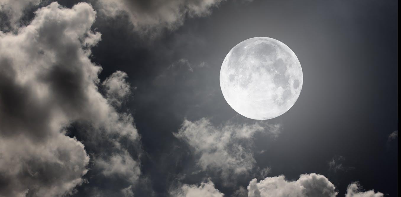 Луна в облаках. Луна пасмурная. Луна Сток. Серая Луна. Поле с луной облака.