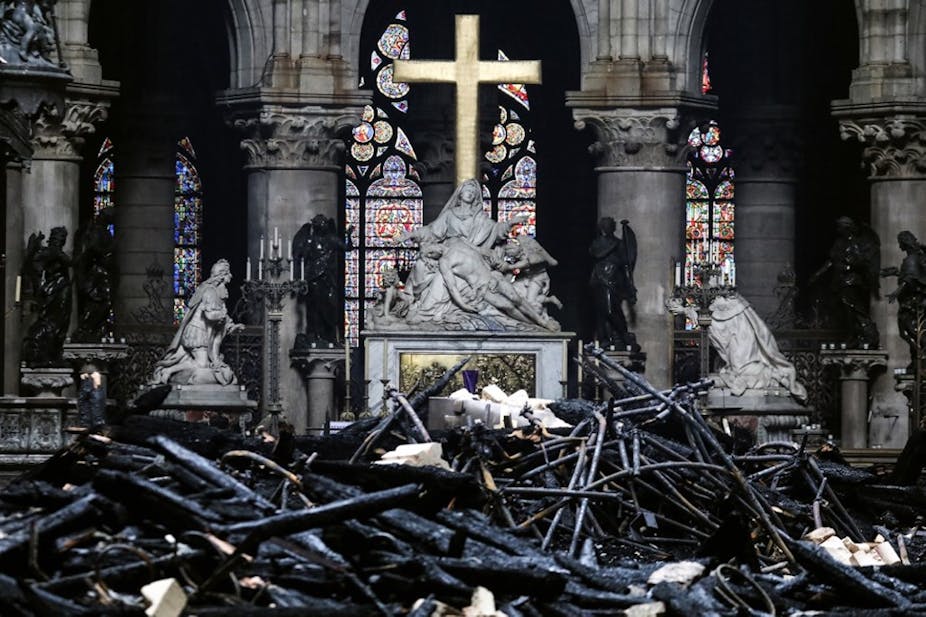 Résultat de recherche d'images pour "notre dame incendiée"