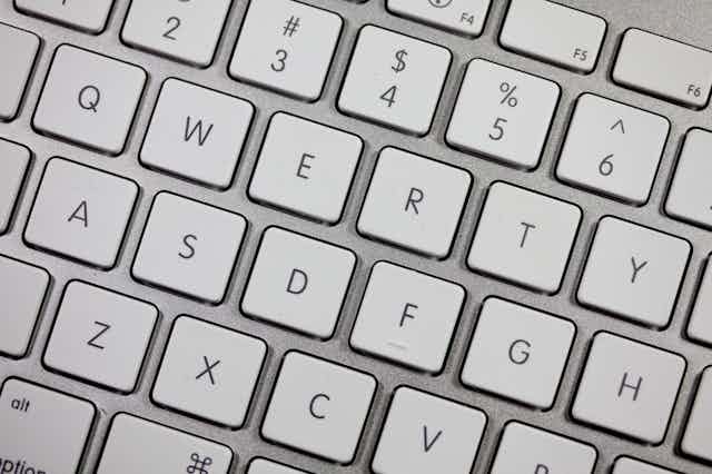 Por que quase todos os teclados têm um layout QWERTY? 24 QWERTY