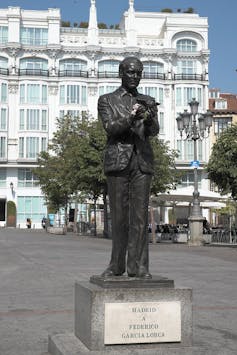 Estatua en Madrid dedicada a Federico García Lorca (frente al Teatro Español). GFreihalter / Wikimedia Commons, CC BY-SA