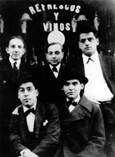 Benjamín Jarnés, Huberto Pérez de la Ossa, Luis Buñuel. Rafael Barradas y Federico García Lorca en Madrid, 1923. Wikimedia Commons