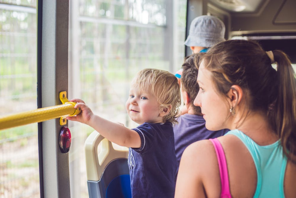 Поехать маму друга. Мама с ребенком в автобусе. С ребенком общественном. Мальчик с мамой в автобусе. Мама и девочка едут в автобусе.
