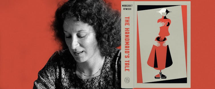 Margaret Atwood, autora de ‘El cuento de la criada’, junto a un ejemplar de la obra.  Foto: Wikimedia / Kvlakshmisree