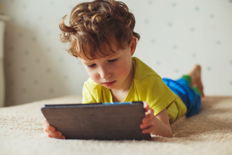 Kids' diets and screen time: to set up good habits, make healthy choices the default at home
