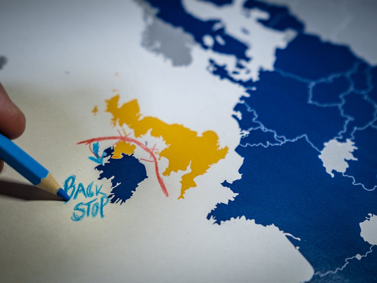 Gran Bretaña insta a nuevos acuerdos con Irlanda del Norte