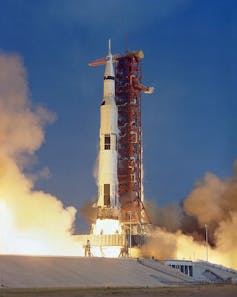 El cohete Saturno V, que transportó al Apolo 11 y su tripulación hasta la Luna, despegando el 16 de julio de 1969. NASA