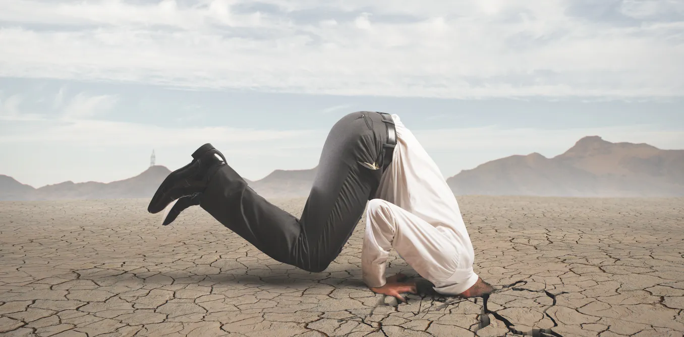 ¿Cómo se explica la inacción humana ante los problemas ambientales?