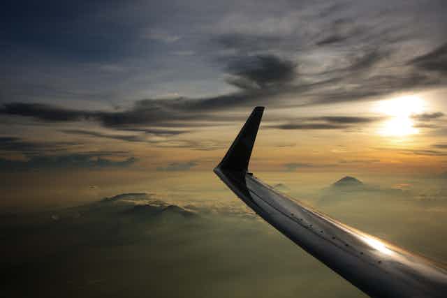 How Qantas and other airlines decide whether to fly near volcanoes