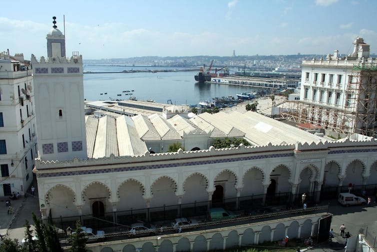 La Grande Mosquée d’Alger (Algérie), vue du parking de Sahat Chouhada. Ludovic Courtés/Wikimedia, CC BY