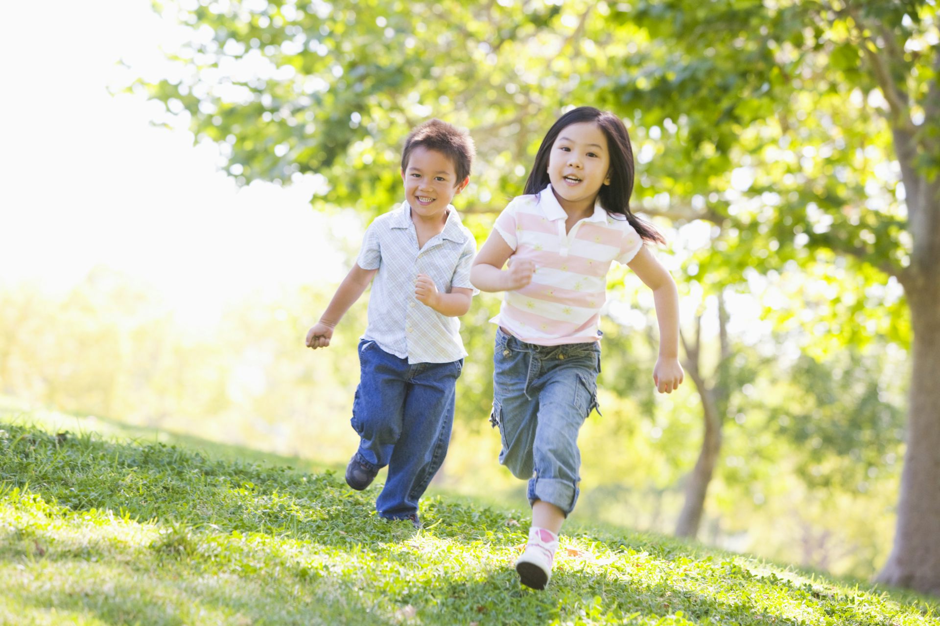 Счастливые дети бегут