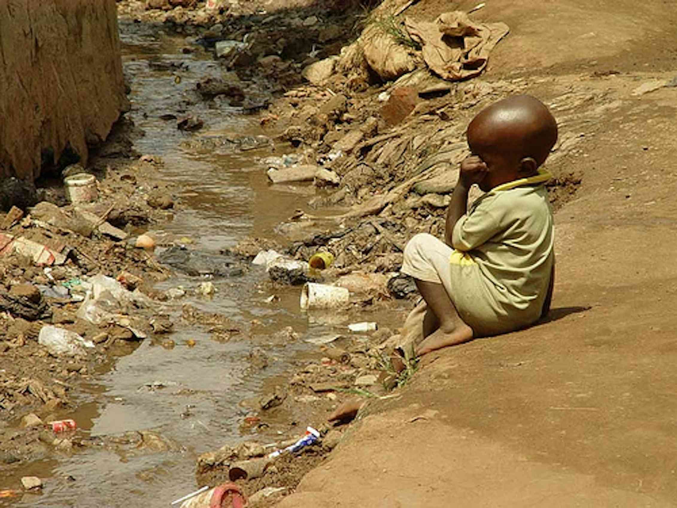 Фото африканского мальчика пьющего воду