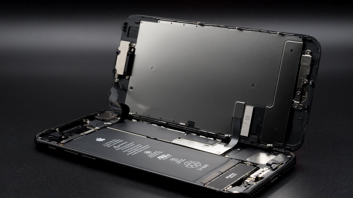 the guts of an apple iphone show