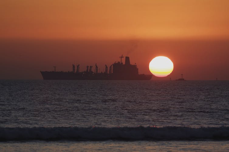 Buque de guerra perteneciente a la Armada de los Estados Unidos repostando frente a la costa de California. Jason Orender/Shutterstock
