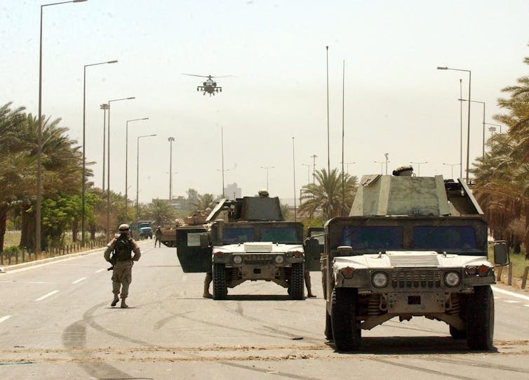 Los defensores del medio ambiente deben luchar para que se tomen medidas más exigentes que no se limiten a ‘ecologizar’ la infraestructura militar. EPA/Mohammed Messara