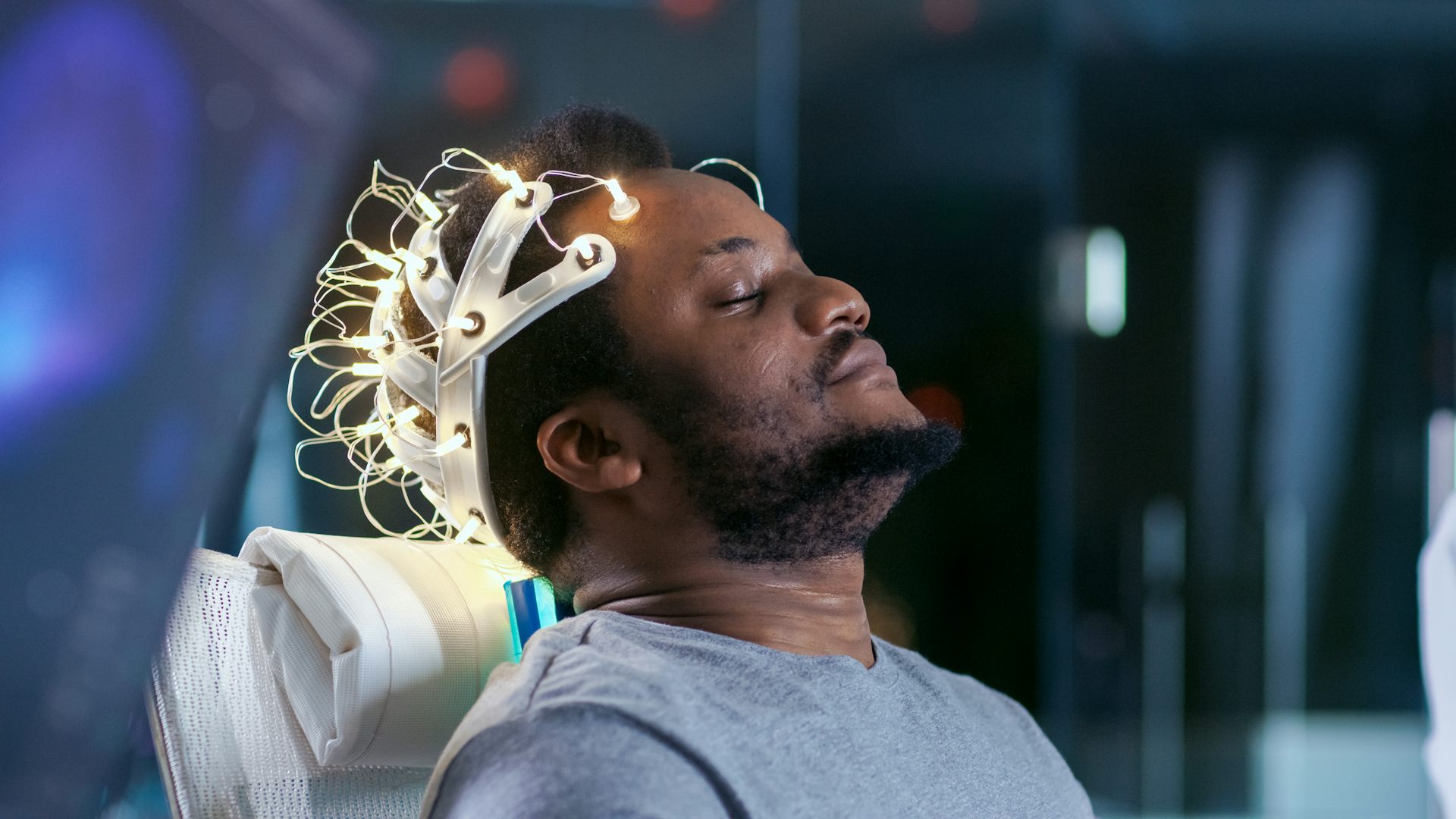 After brain. Аппарат для чтения мыслей. Нейроинтерфейс в голову. Шлем для считывания мозга. Шлем для читания мыслей.