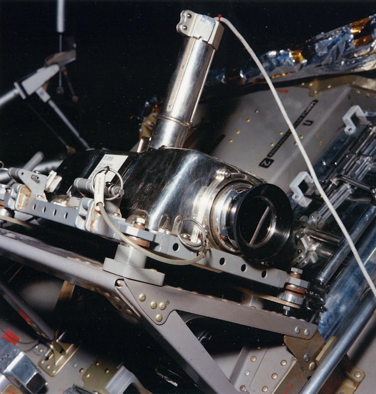 La cámara de televisión del Apolo en su emplazamiento en un lateral del módulo lunar del Apolo 11, desde donde retransmitió el ‘pequeño paso’ de Armstrong. NASA