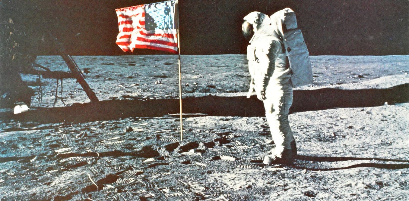 Man landed on the moon. Нилл Армстронг на Луне у Аполло. Apollo 11 Moon landing.