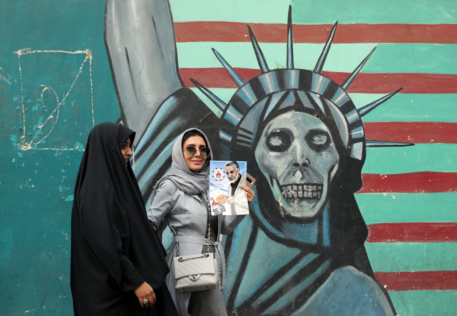 Иран угрожает. Антиамериканский музей в Иране. Антиамериканские граффити в Иране. Иран граффити. Антиамериканские плакаты Ирана.