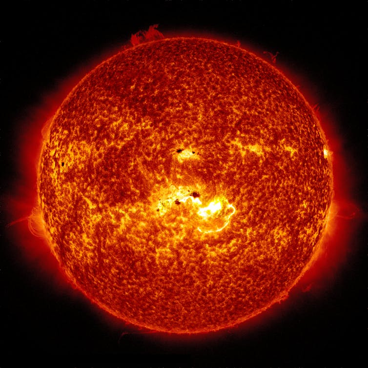 why is the Sun orange when white stars are the hottest?