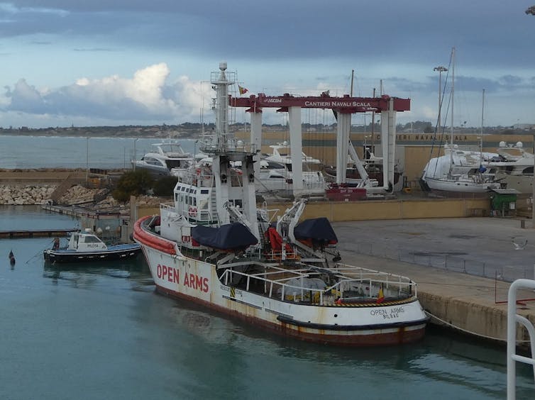 El barco Open Arms atracado en Pozzallo. Gregor Rom / Wikimedia Commons, CC BY-SA