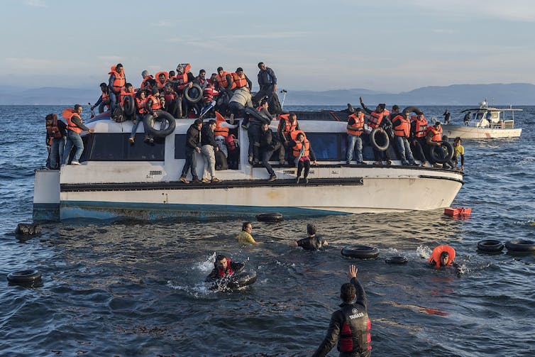 Refugiados sirios e iraquíes tratan de desembarcar en las aguas costeras de Lesbos en Grecia, después de haber cruzado desde Turquía. Ggia / Wikimedia Commons, CC BY-SA