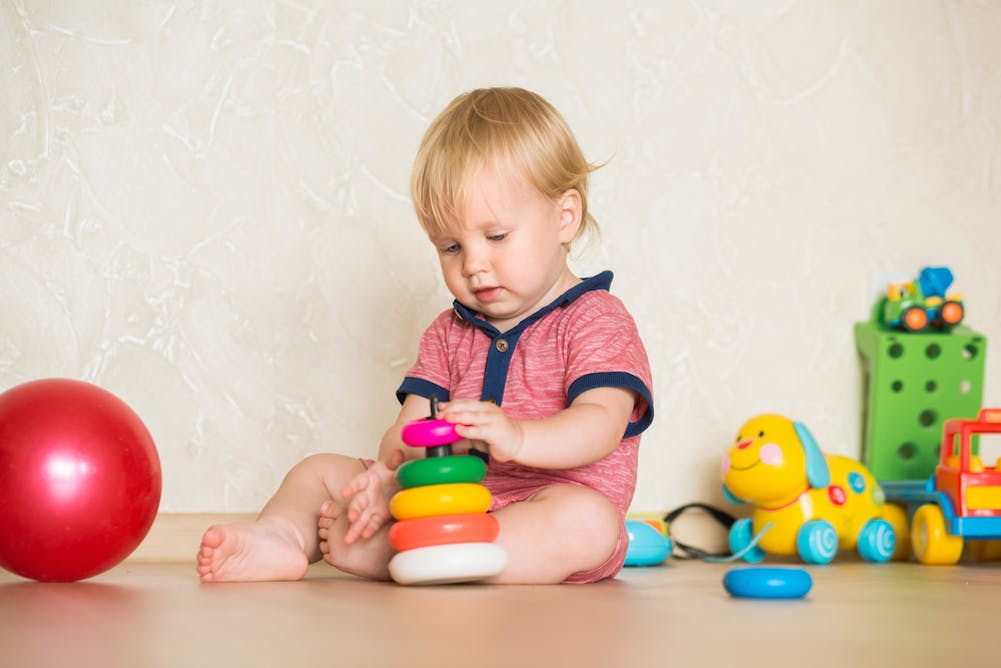 К чему снится играть с детьми. Раннее развитие детей 1-3 года. Раннее вмешательство детей. Денверская модель раннего вмешательства. Дети играют в развивающие игрушки.