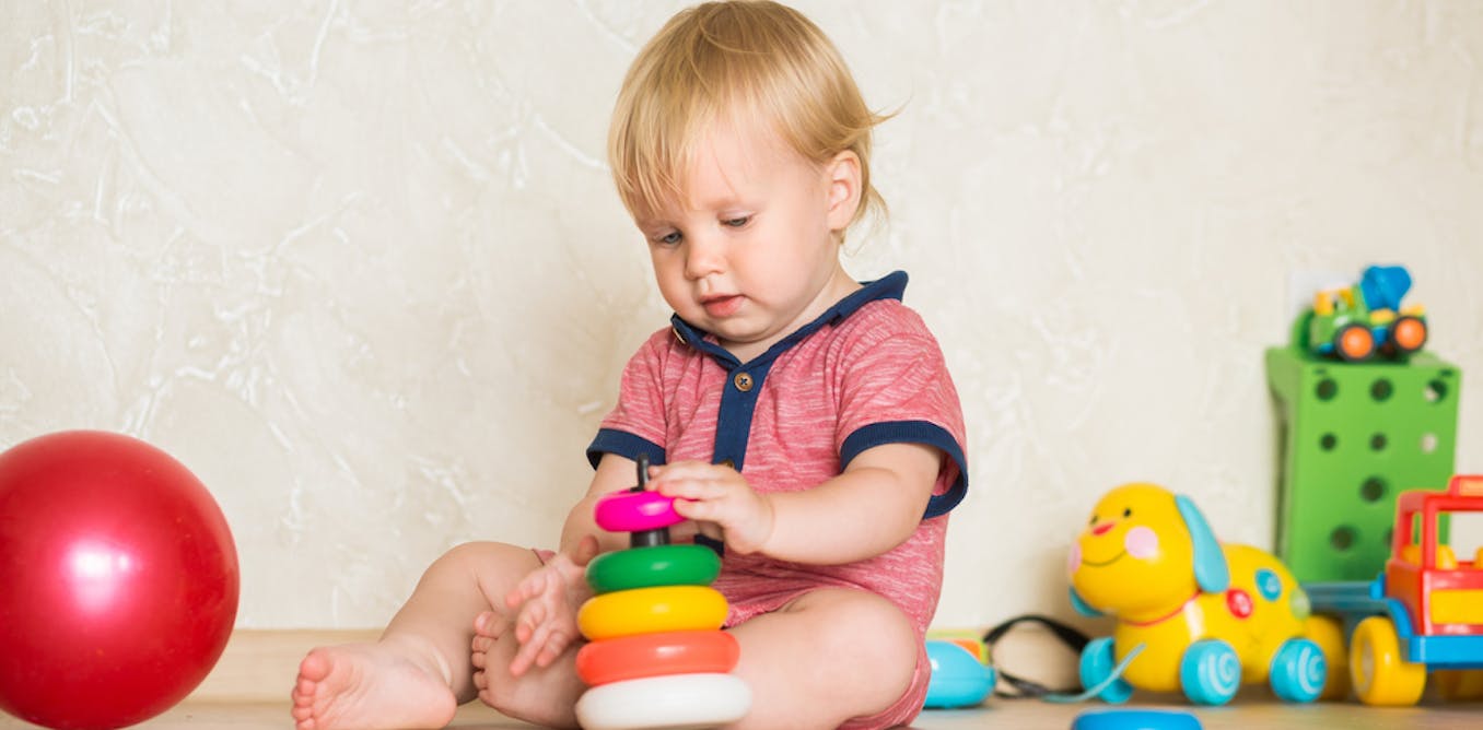 К чему снятся играющие дети. Раннее развитие детей 1-3 года. Раннее вмешательство детей. Денверская модель раннего вмешательства. Дети играют в развивающие игрушки.