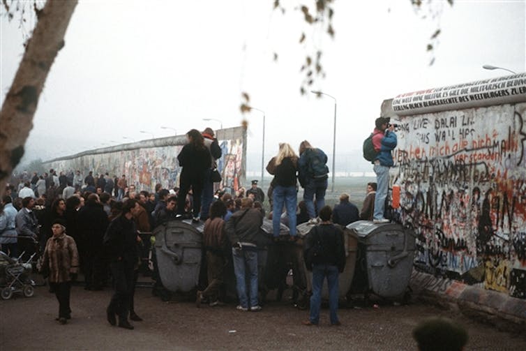 Ciudadanos de Alemania Occidental en un hueco abierto en el Muro de Berlín en la Potsdamer Platz en noviembre, 1989. Foto: US Department of Defense