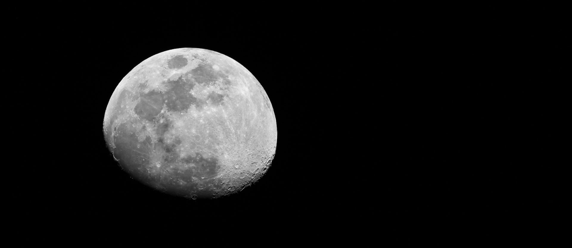 Mengapa Bulan Dipenuhi Oleh Kawah