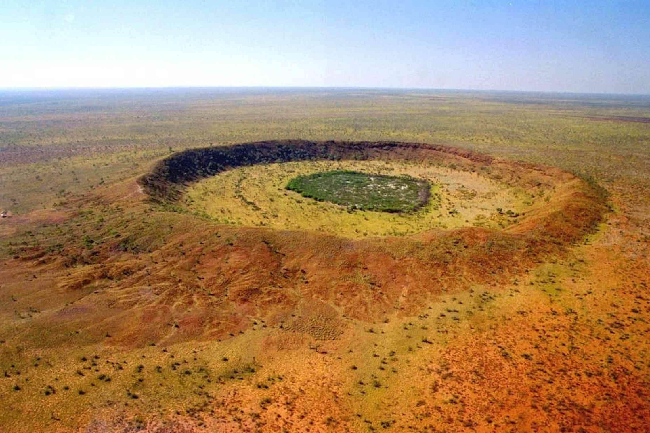 Самый крупный кратер на земле. Вулф крик кратер Австралия. Ударный кратер Вредефорт. Кратер Волчья яма. Акраман кратер.