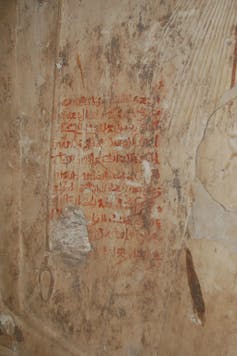 Un graffito hiératique (en rouge) sur un relief provenant du grand temple de Séthi Iᵉʳ à Abydos ; il s’agit d’une inscription laissée par un voyageur. Jean Winand, Author provided