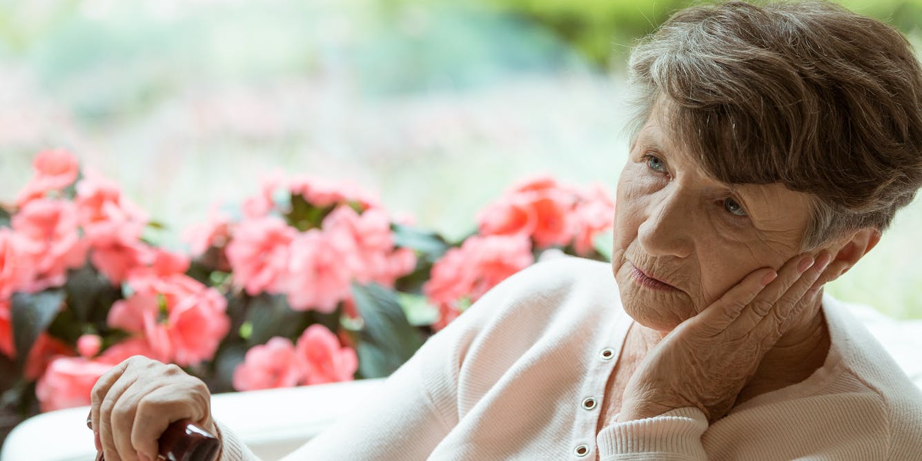 Деменция фото. Пожилые люди. Женщина в доме престарелых. Пожилые люди с Альцгеймером. Что такое деменция у пожилых женщин.