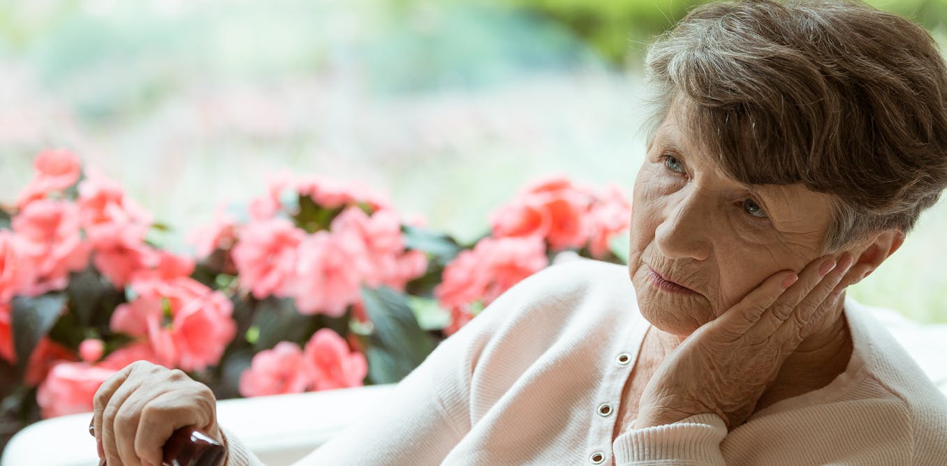 Неприятный пожилой. Пожилые люди. Женщина в доме престарелых. Пожилые люди с Альцгеймером. Что такое деменция у пожилых женщин.