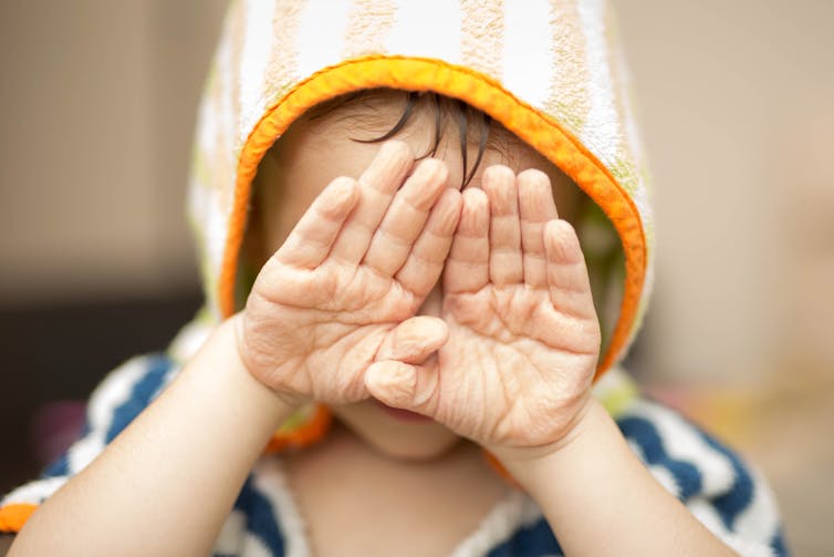 why do our toes and fingers get wrinkly in the bath?