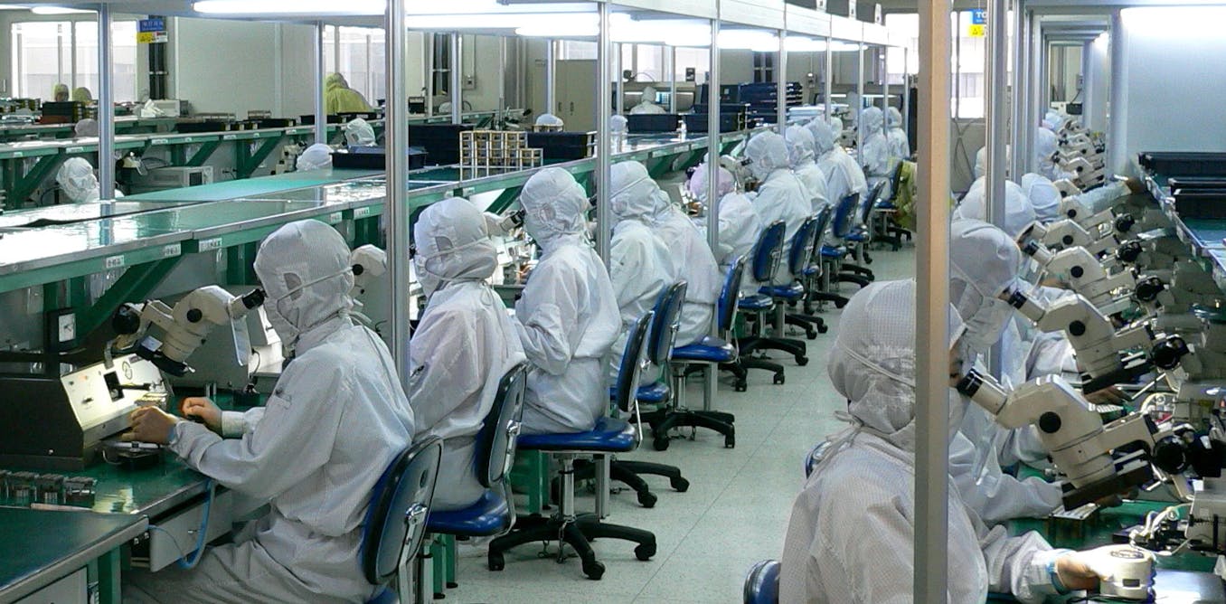 Массовое производство возникло. Foxconn конвейер. Рабочий китаец завод. Современное производство. Китайское производство.