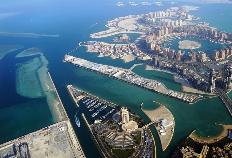 Le Qatar rejette presque 10 fois plus de CO₂ par habitant dans l’atmosphère que la moyenne mondiale. EQRoy/Shutterstock