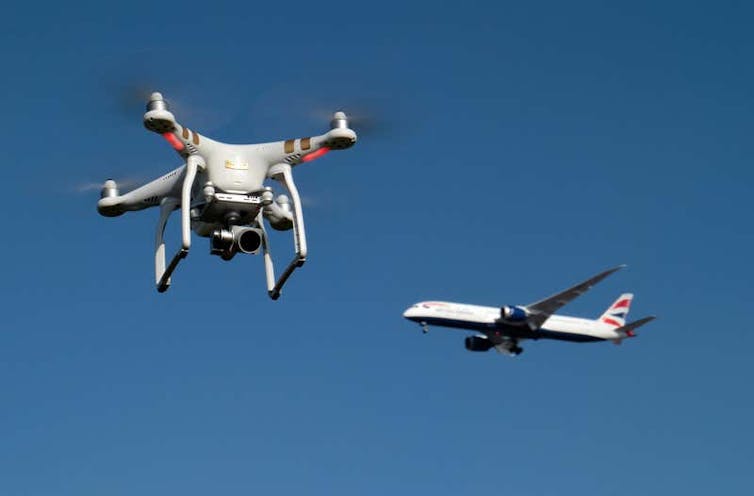 Unos drones domésticos paralizaron el aeropuerto de Gatwick.