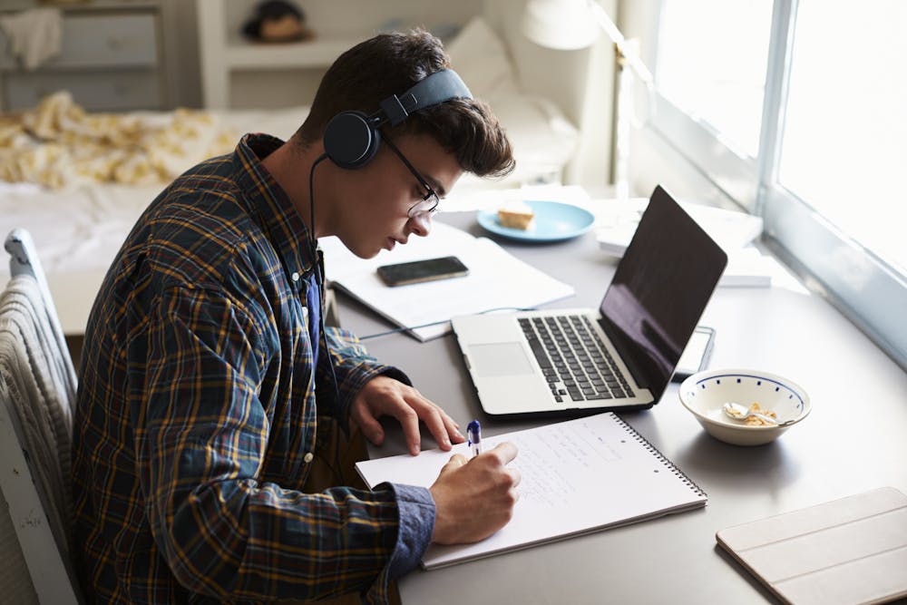is it good or bad to listen to music while doing homework