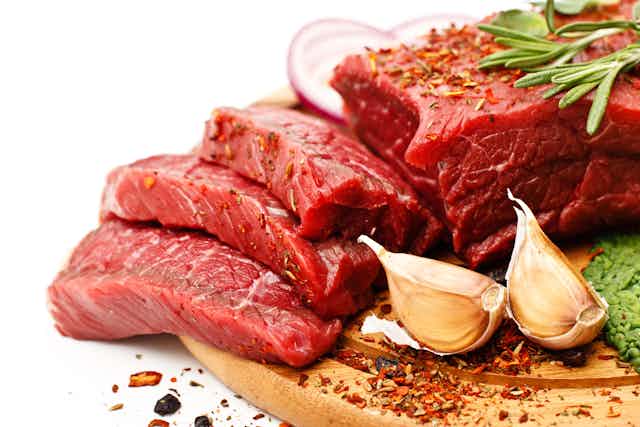 Dois-je manger de la viande rouge ? Des études sèment la confusion et  minent la confiance dans la science de la nutrition