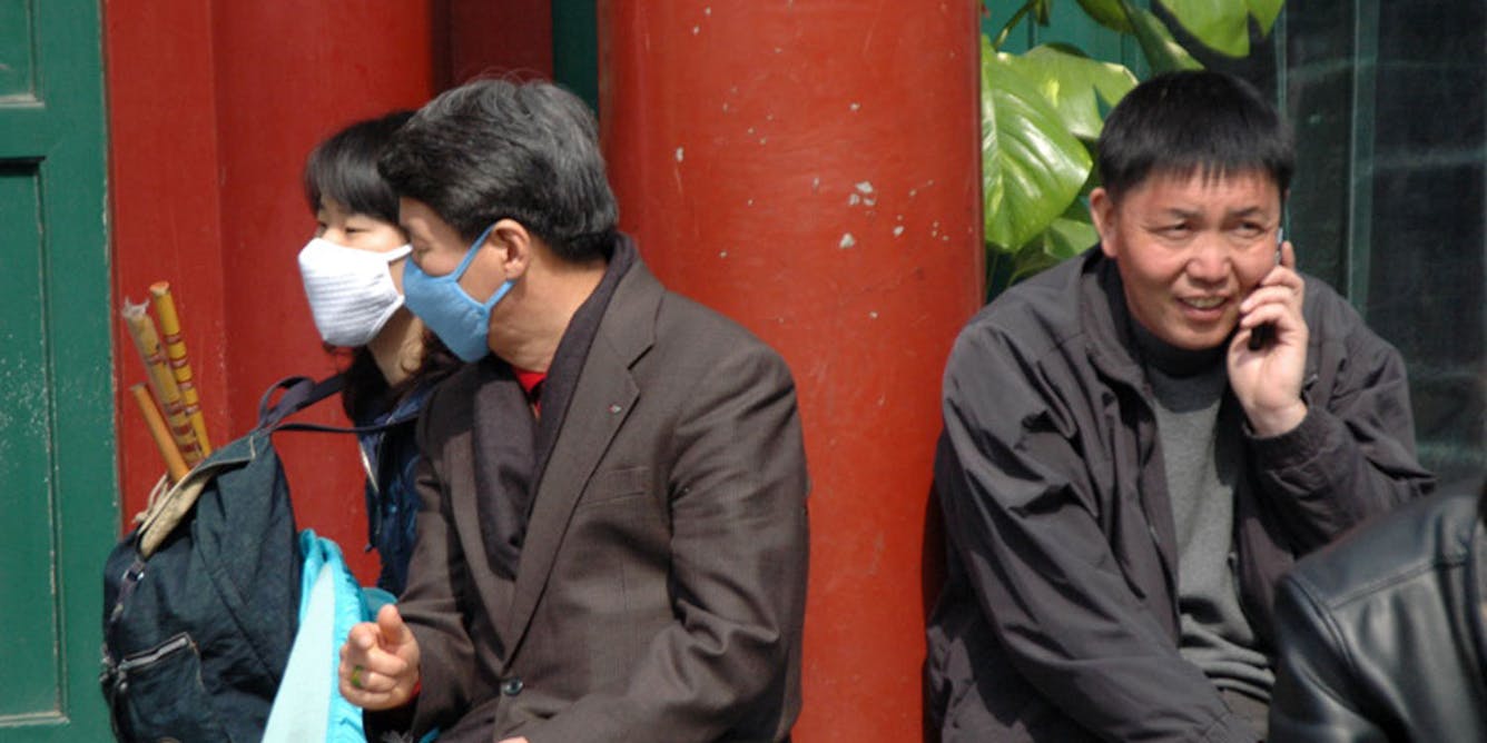 Demi-masque Respiratoire De Protection Contre Les Gaz Toxiques. L'homme Se  Prépare à Porter Une Protection Contre La Pollution De L'air Dans  L'industrie Chimique