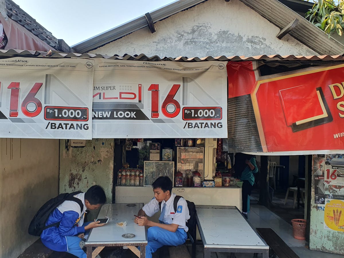 Riset Iklan Rokok Kepung Sepertiga Sekolah Di Surabaya Kenapa Risma Tidak Melarangnya