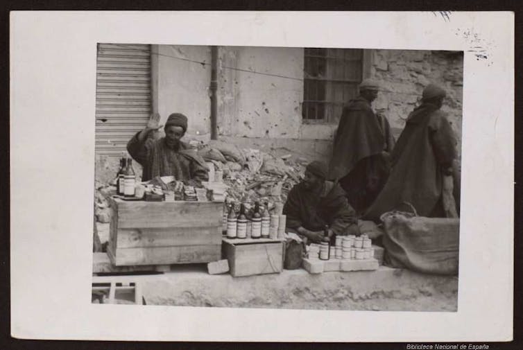 Puesto de moro vendiendo vinos, aguardiente y tabaco. Frente de Aragón, sector Teruel, 24 de febrero de 1938. Biblioteca Digital Hispánica - Biblioteca Nacional de España., CC BY-NC-SA