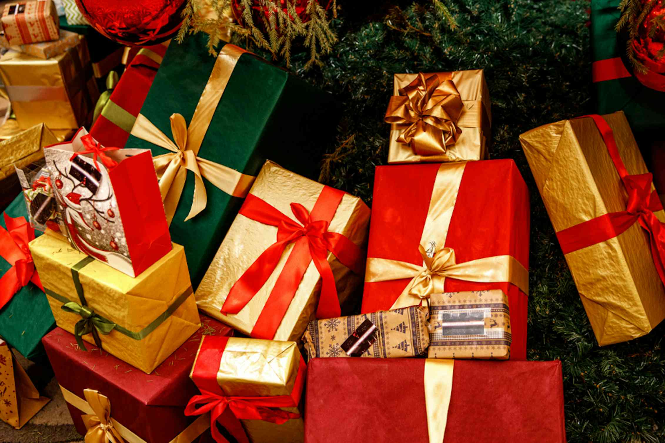 How to Pick the ‘Right’ Amount to Spend on Holiday Gifts According to an Economist The Good How to Pick the ‘Right’ Amount to Spend on Holiday Gifts According to an Economist The Good